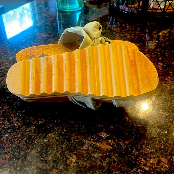 Reef Knotty Vista Hi Sandals, khaki tan color, like new, worn once. - Picture 3 of 6